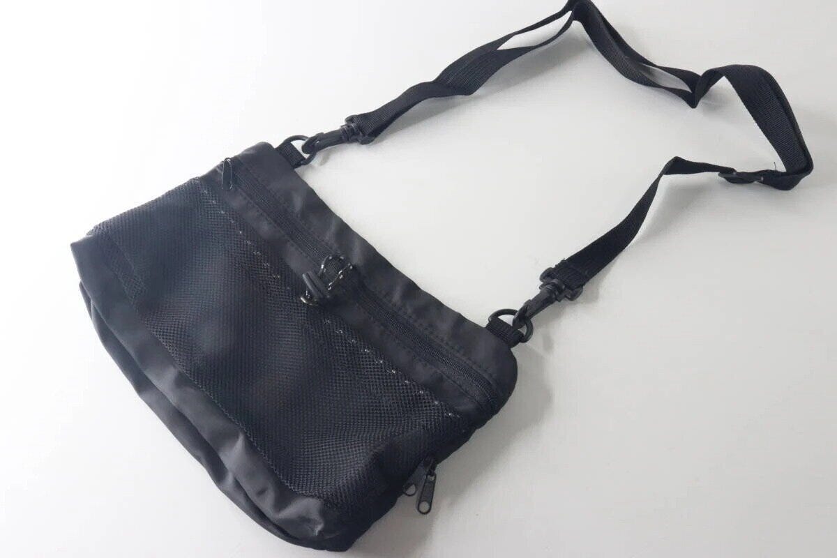 黒いティッシュがそのまま入るショルダーバッグが平置きされている