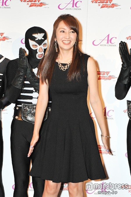 黒のワンピースで登場した矢田亜希子