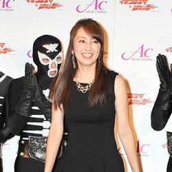 黒のワンピースで登場した矢田亜希子