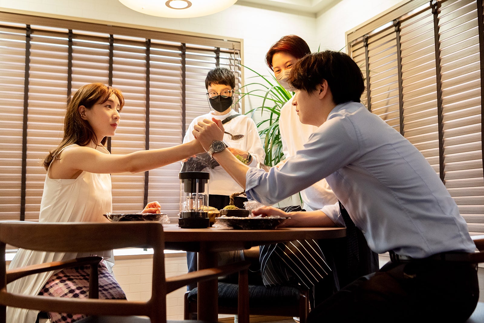 田中みな実、稲葉友／「ずっと独身でいるつもり？」オフショット （C）2021日活