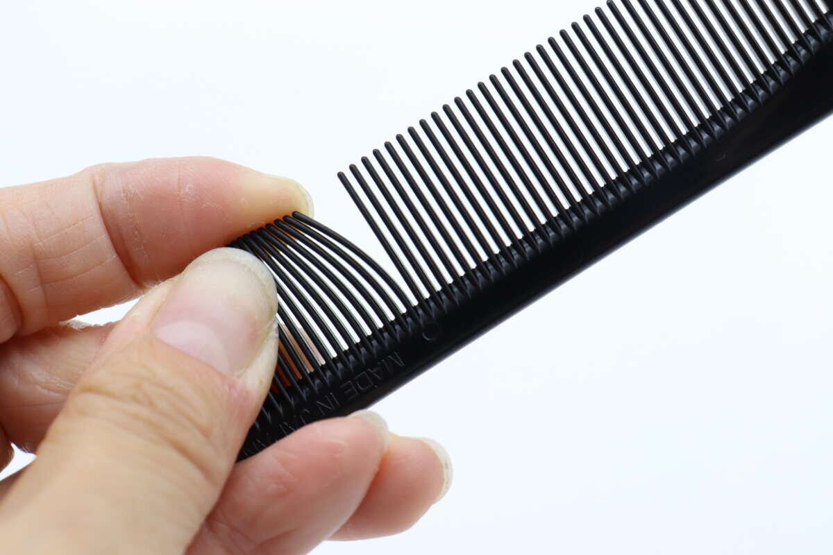 左右で目の粗さが違うコーム　細目