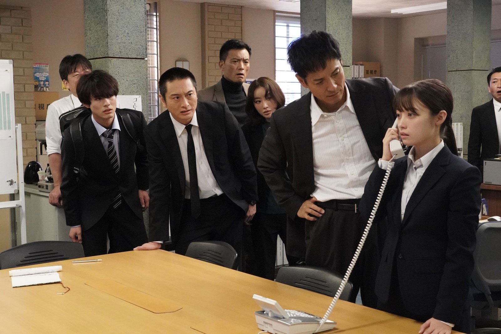 （左から）佐藤二朗、前田拳太郎、JP、徳重聡、松本まりか、沢村一樹、橋本環奈「トクメイ！警視庁特別会計係」第2話（C）カンテレ