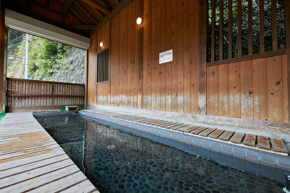 外の景色も楽しみながらお湯に浸かれるのが嬉しい（提供画像）