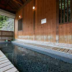 外の景色も楽しみながらお湯に浸かれるのが嬉しい(提供画像)