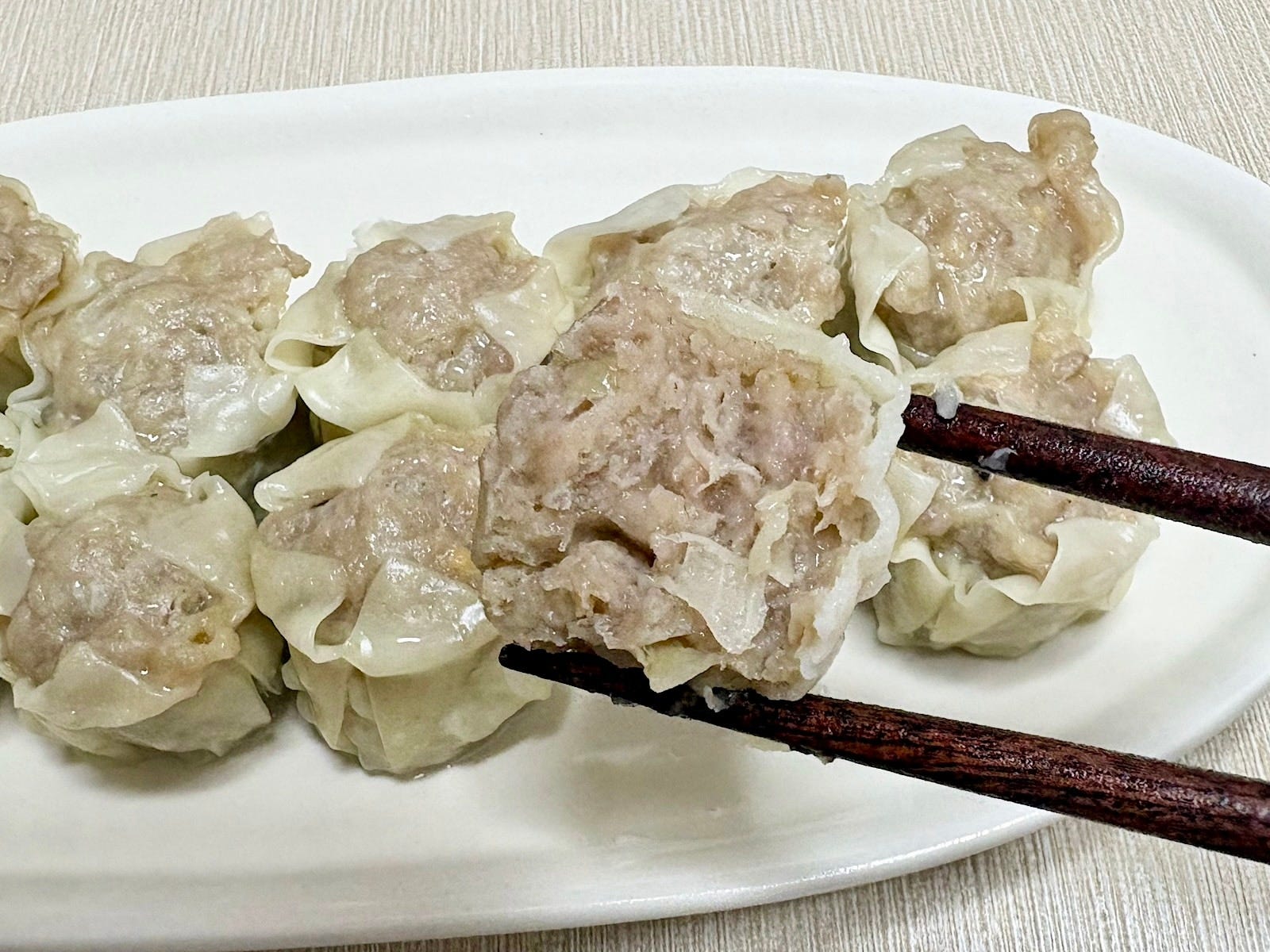 12個入りで食べ応え抜群。ジューシーな肉汁があふれて、お肉の存在感が際立つ一品です