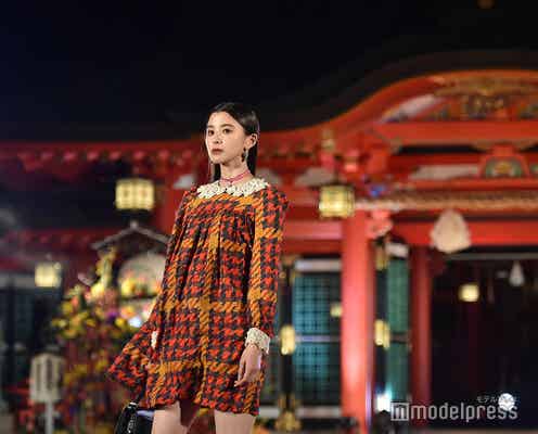 朝比奈彩「神コレ2022A/W」二大大役務める貫禄ランウェイ