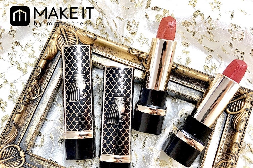 リップ本体にエジプト文字の刻印！ (C)メイクイット