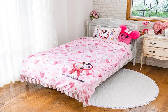 掛ふとんカバー7,000円、クッション2,800円(C)Disney