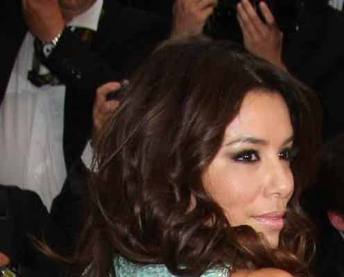 セクシードレスのエヴァ・ロンゴリア、下着なしで下半身が露に