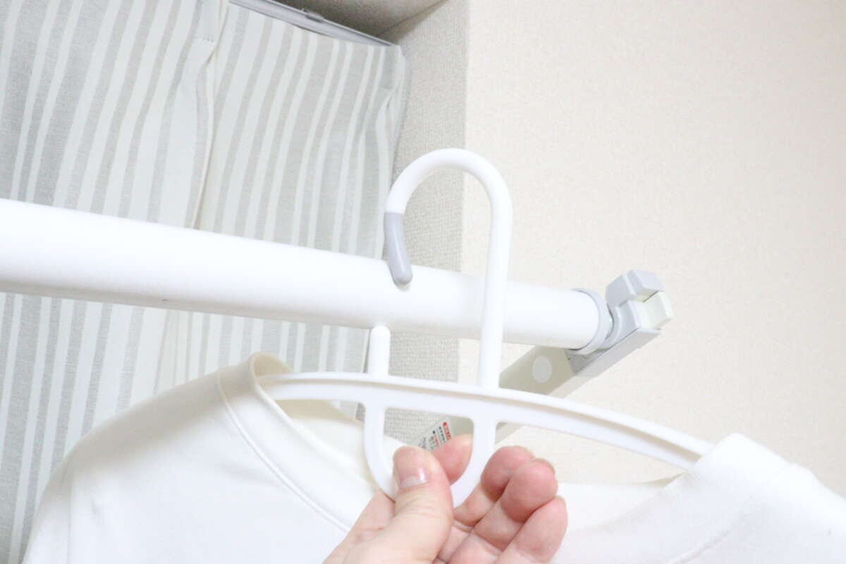 ダイソーの連結できるアーチ型ワイドハンガー（2本、ゴムフックタイプ）で服を干す
