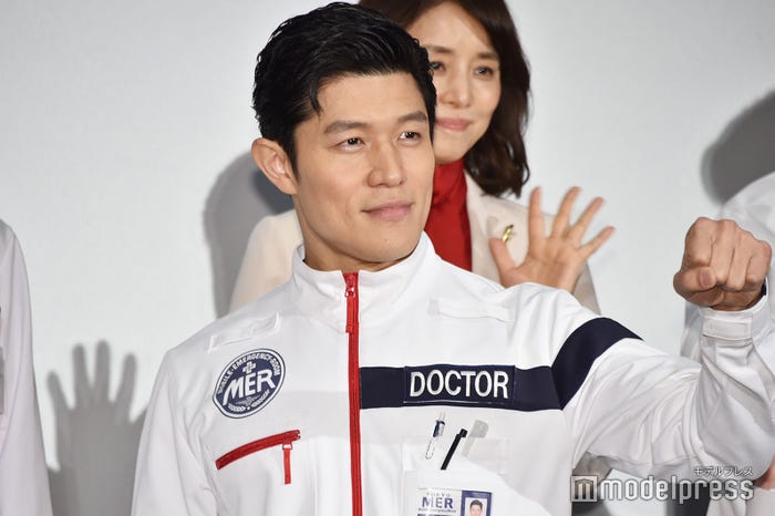 「TOKYO MER」公開初日に妹役の佐藤栞里と遭遇した鈴木亮平(C)モデルプレス