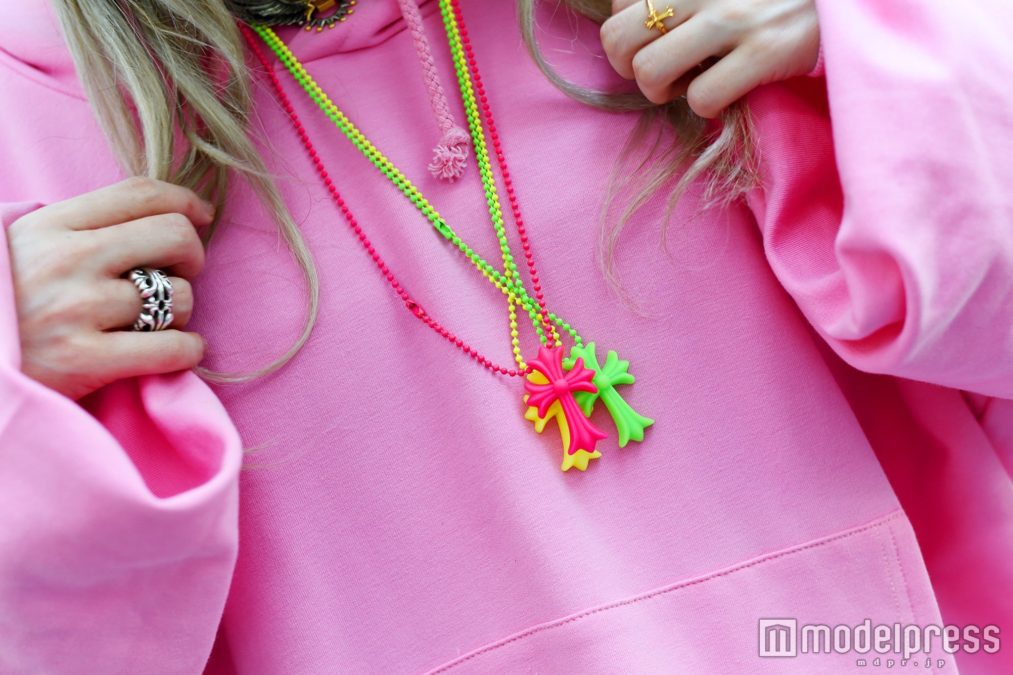 アクセサリーもカラフル（C）モデルプレス