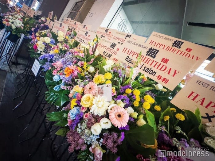 豪華な祝花も並ぶ(C)モデルプレス