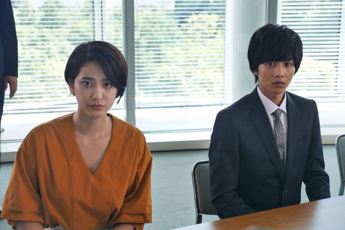 (左から)山崎紘菜、志尊淳(C)フジテレビ