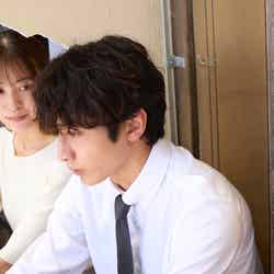 田辺桃子、小関裕太「癒やしのお隣さんには秘密がある」第6話より（C）日本テレビ