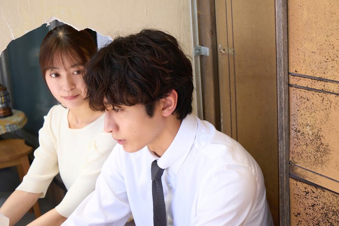 田辺桃子、小関裕太「癒やしのお隣さんには秘密がある」第6話より(C)日本テレビ