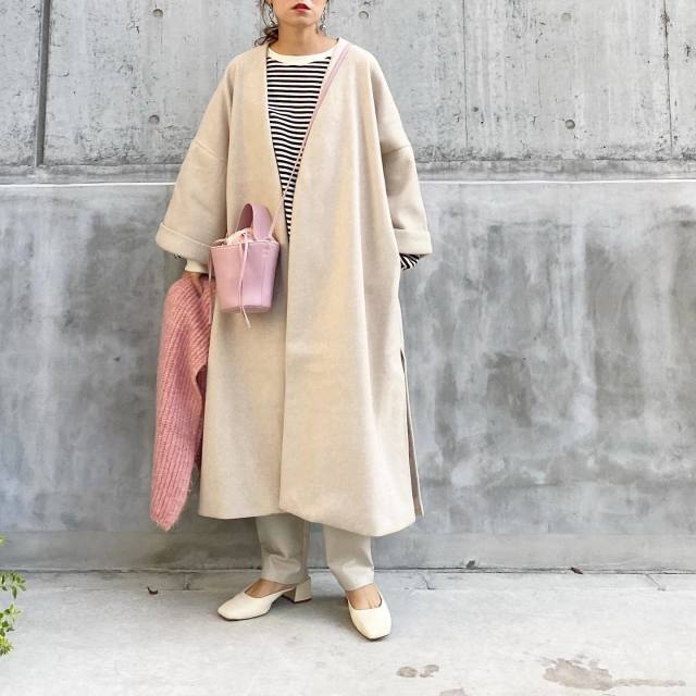 レディース　コーディネート　コーデ　着こなし　2021　おすすめ　オススメ　トレンド　ポイント　コツ　おしゃれ　お洒落　オシャレ　冬　ロングコート　コート　アウター　ノーカラーコート　ボーダートップス　ピンク　バッグ　マフラー　ストール　パンツ　ベージュ