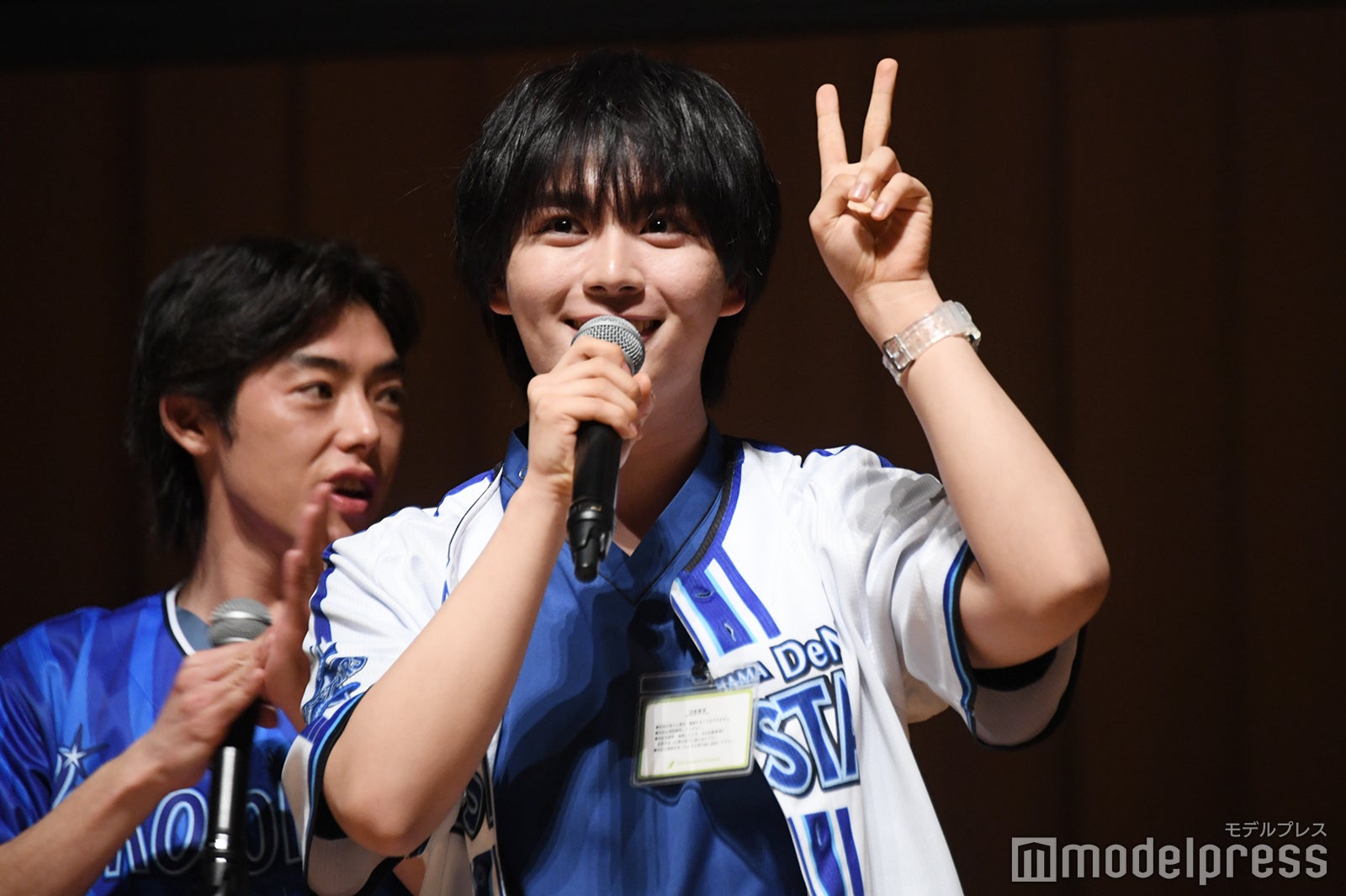 野球好きなメンバーのおかげでストラックアウトを一発で成功させた大西流星（C）モデルプレス