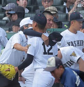 社の好投手・岩井は大粒の涙「将来は大学に行ってからプロ野球選手を目指したい」 2年生捕手の山本とハグして後を託す「これからみんなを引っ張っていく存在になると思う」