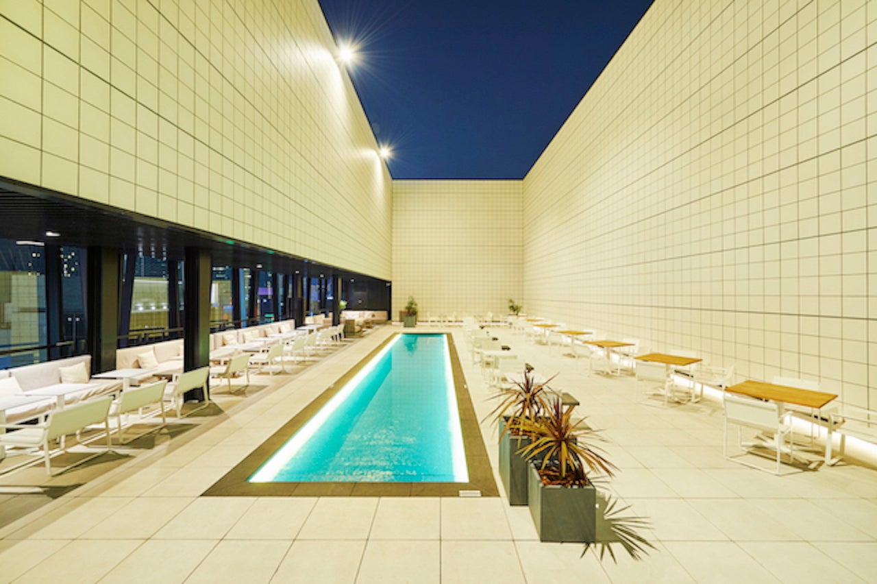 WHITE＆SKY -POOLSIDE BEER GARDEN-会場／画像提供：東急プラザ銀座