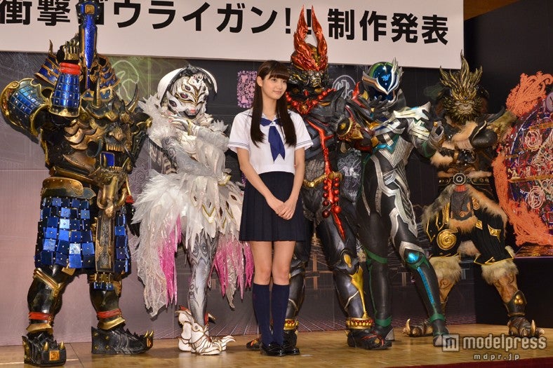 光人5人との撮影に応じた新川優愛