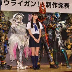 光人5人との撮影に応じた新川優愛