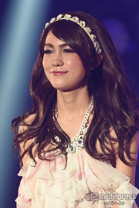 マギーの真似メイクを施したモデル