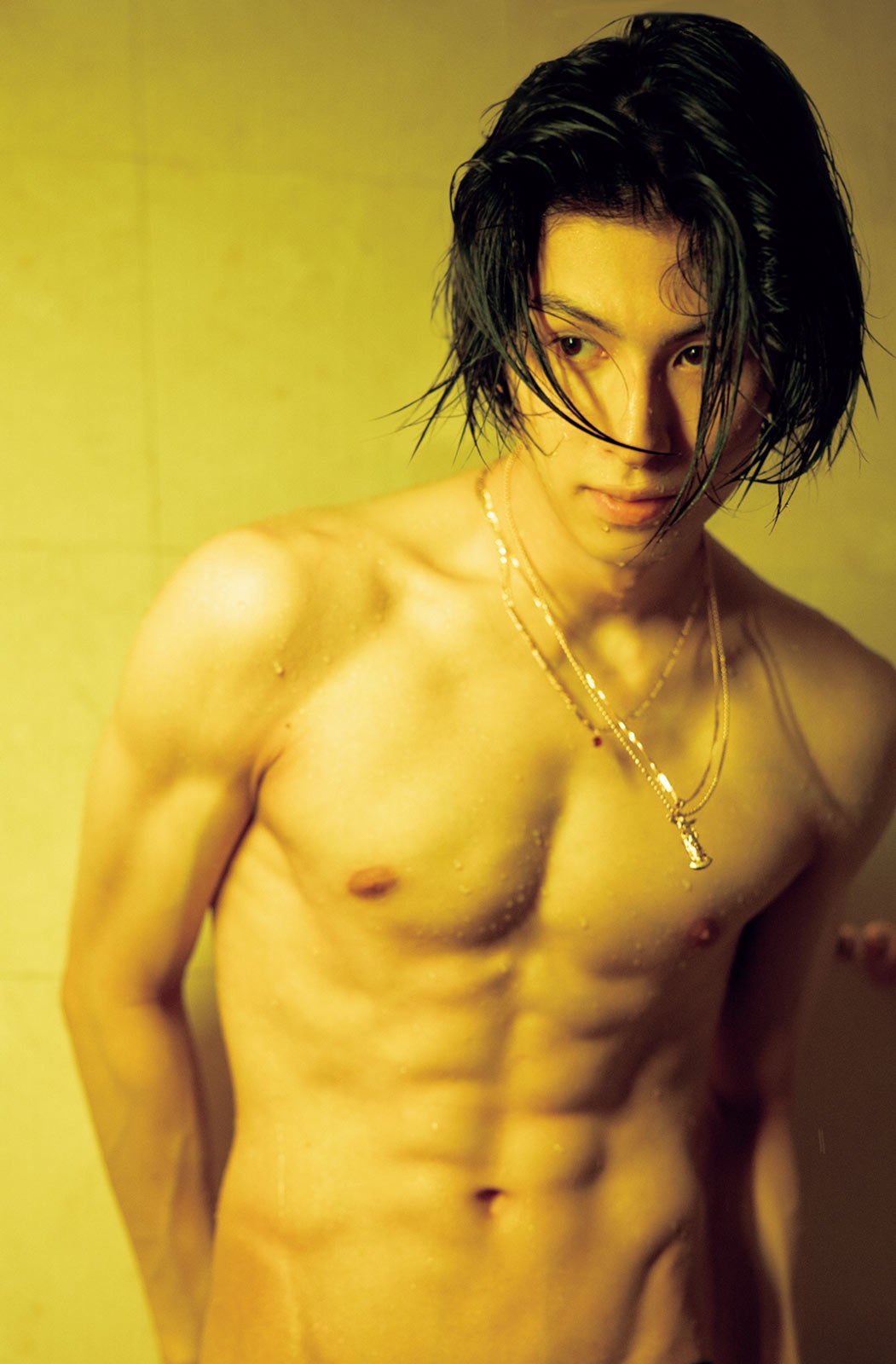 THE RAMPAGE長谷川慎、1ヶ月半で絞った体脂肪率“3％”の腹筋披露　メンバーと遊んだエピソードも