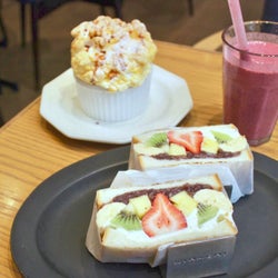 フルーツサンドにスフレプリン…華やかメニューが勢揃いの「キハチ カフェ」