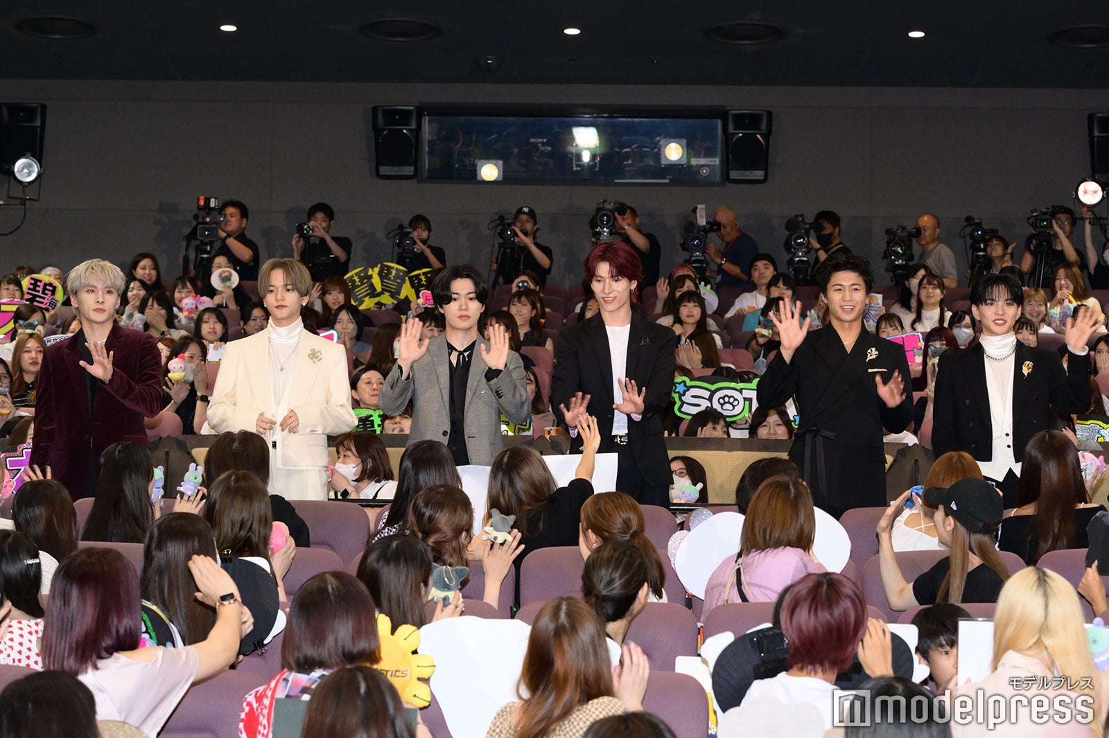 川西拓実、中島颯太、木全翔也、金城碧海、瀬口黎弥、佐藤大樹（C）モデルプレス