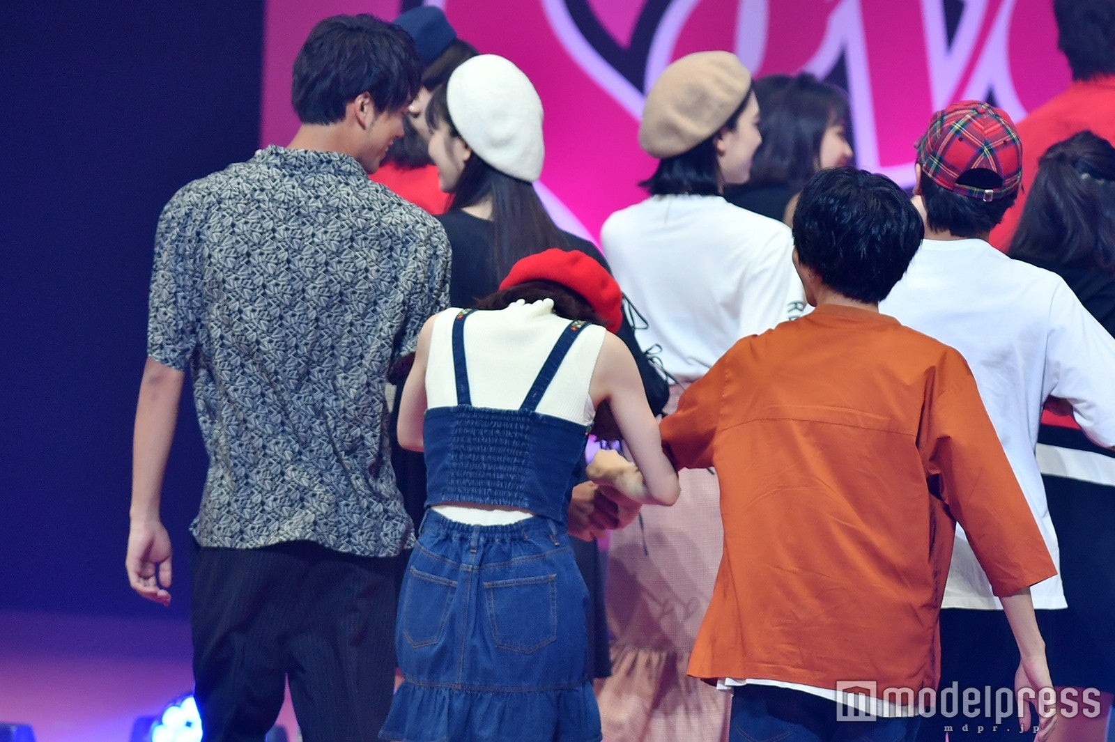 やめなー…（C）モデルプレス