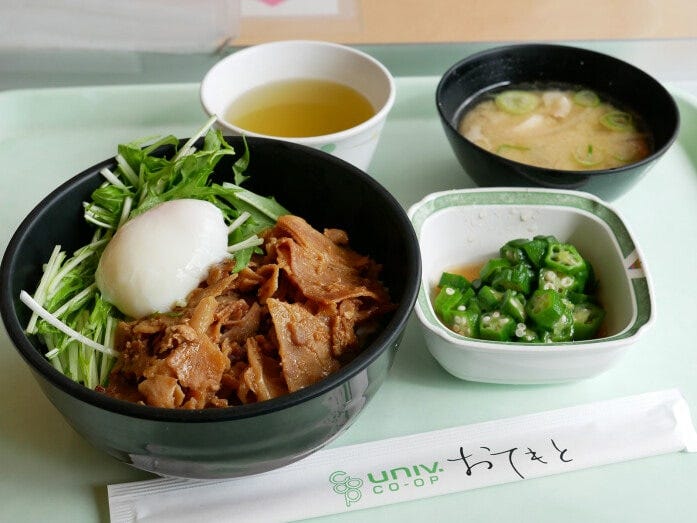 横国パワー丼(中、税込506円)、6種の野菜が入っている豚汁(税込88円)、オクラのお浸し(税込66円)。合計税込660円と、とってもリーズナブル!