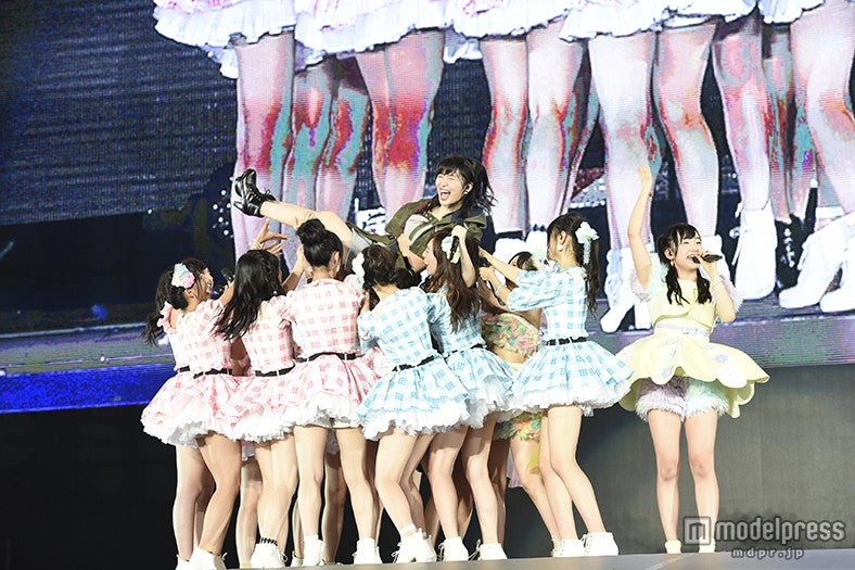 HKT48が胴上げ（C）AKS