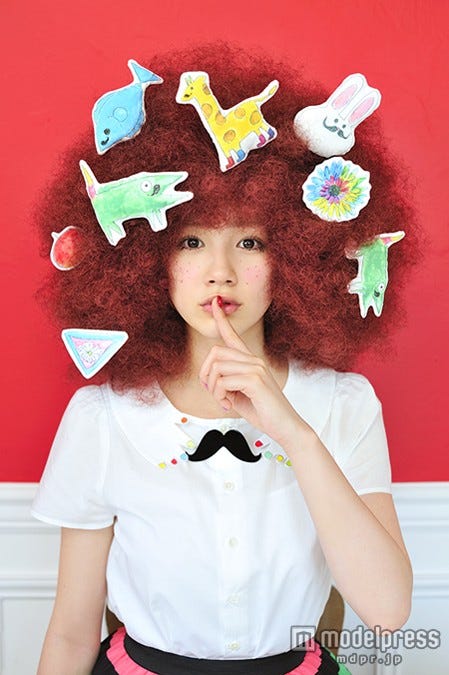 アフロヘアの個性的なスタイルの能年玲奈/フォトブック「能年玲奈1stフォトブック『ぐりぐりぐるみ』」(東京ニュース通信社)より