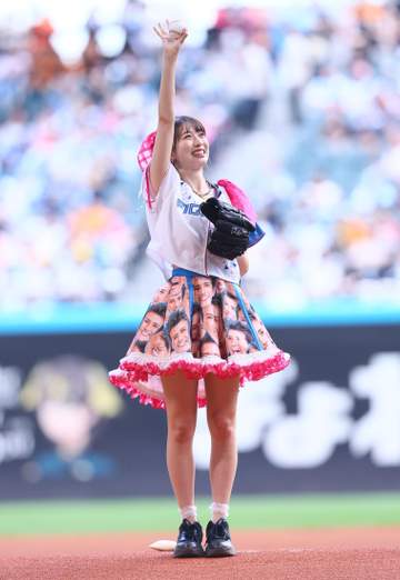 新庄スカートで牧野真莉愛が始球式 3年連続で見事なノーバン投球「LOVE新庄！」 LOVEマシーンも熱唱