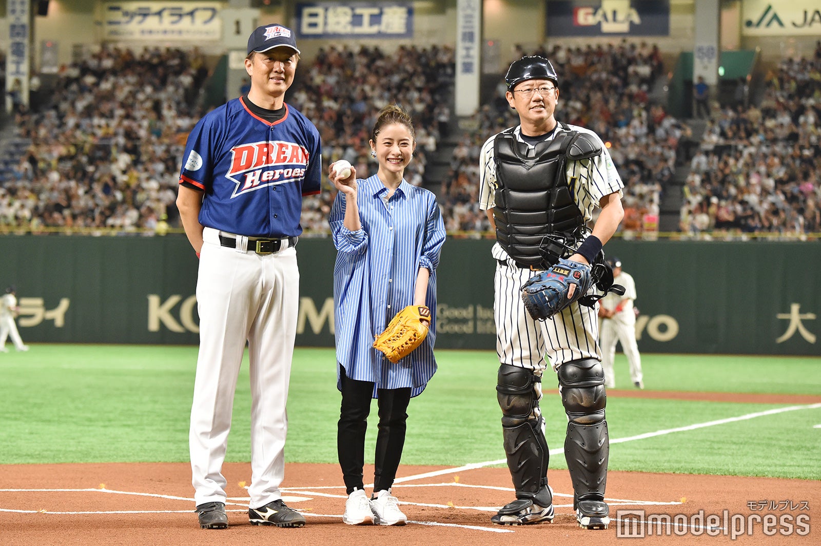 石原さとみ（中央）（C）モデルプレス