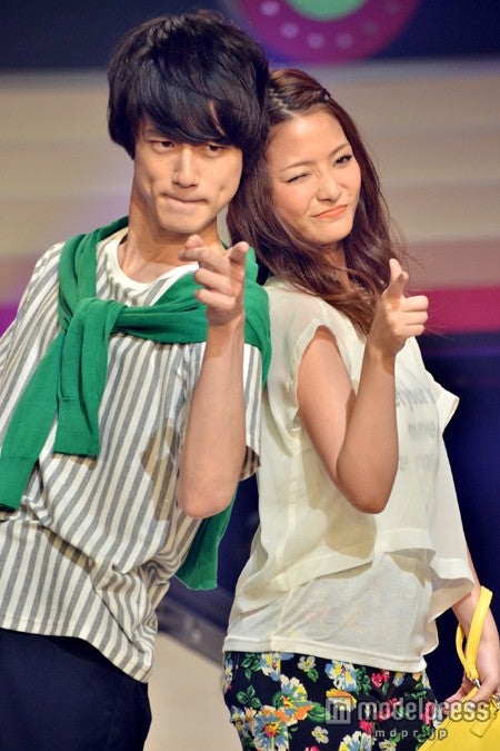 （左から）坂口健太郎、上田眞央