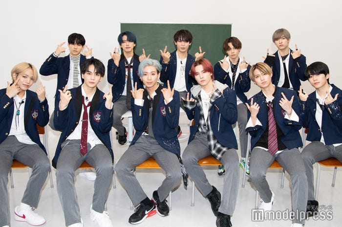 (後列左から)佐藤景瑚、河野純喜、與那城奨、鶴房汐恩、金城碧海(前列左から)大平祥生、豆原一成、川尻蓮、川西拓実、白岩瑠姫、木全翔也(C)モデルプレス