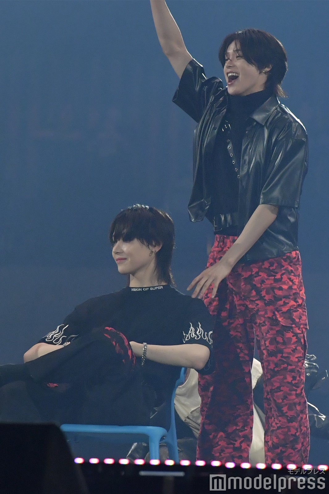 椅子取りゲームで1位を勝ち取ったNICHOLAS、喜ぶK／「BEAT AX」&TEAM（C）モデルプレス