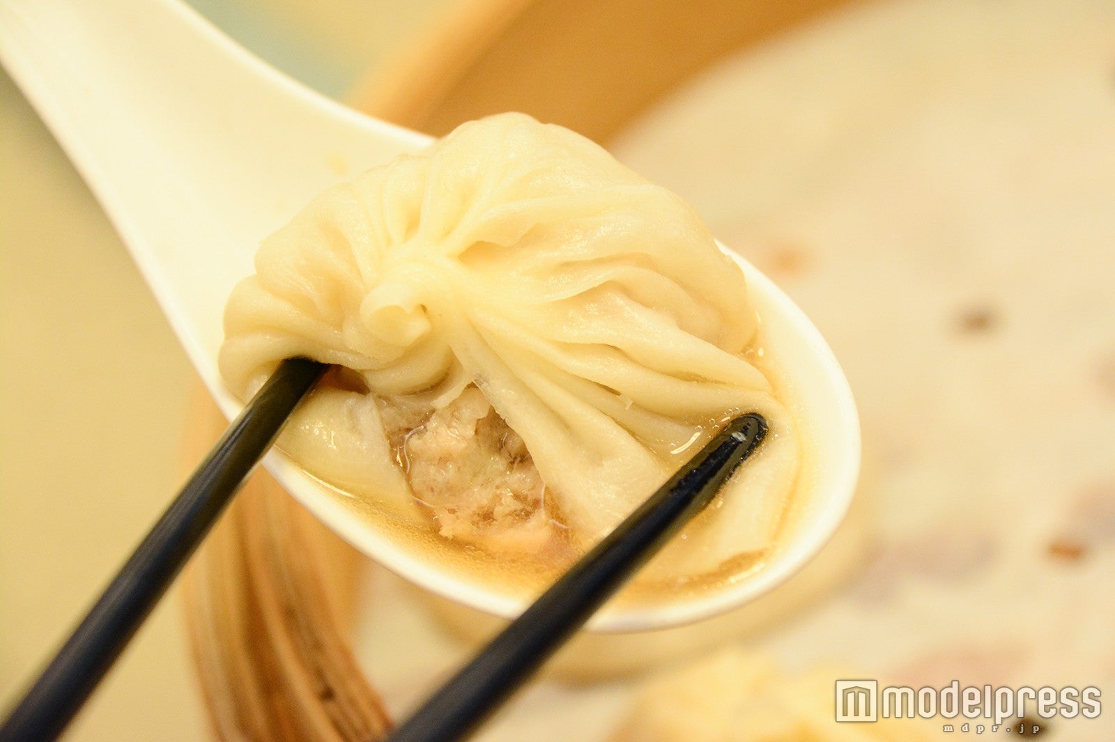 ジュワーっと溢れるスープ（C）モデルプレス