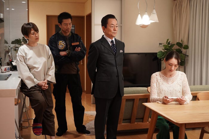 鈴木砂羽、寺脇康文、水谷豊、栗山千明「相棒season22」第2話より(C)テレビ朝日
