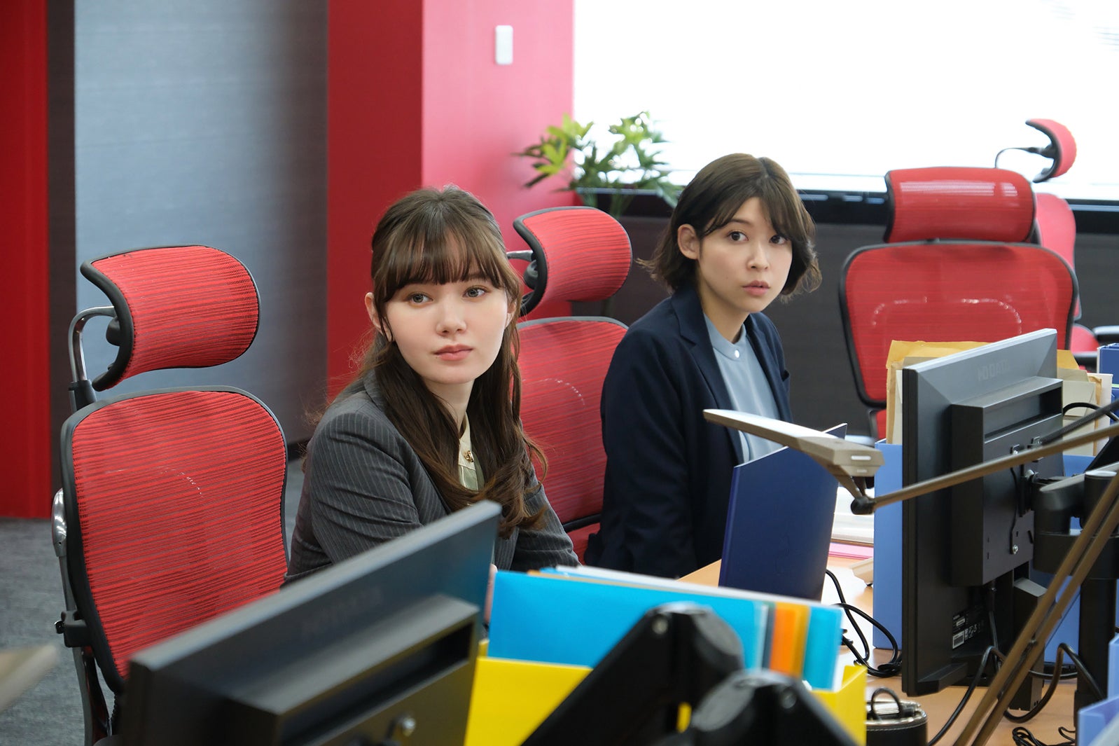 マーシュ彩、染野有来／第1話（C）「あなたは私におとされたい」製作委員会・MBS