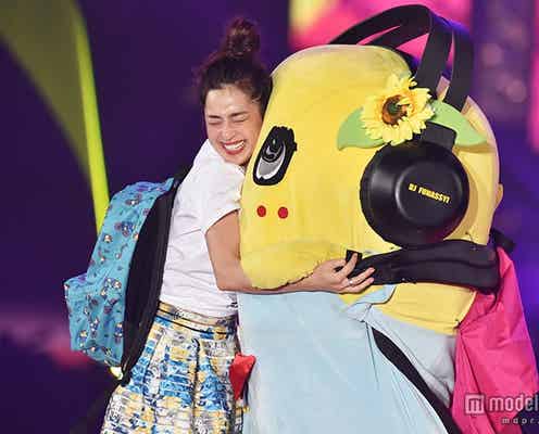 中村アン、ふなっしーをエスコート 熱い抱擁も<GirlsAward 2015 S/S>