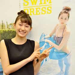 自身の水着姿のポスターを笑顔でアピールする大野いと