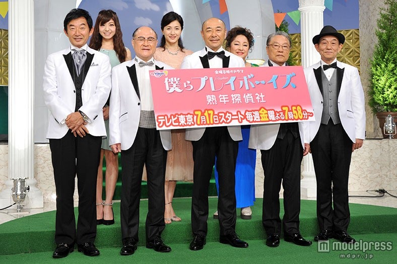 ドラマ「僕らプレイボーイズ 熟年探偵社」記者会見（前列左より）石田純一、角野卓造、高橋克実、伊東四朗、笹野高史（後列左より）中村静香、水野真紀、冨士眞奈美