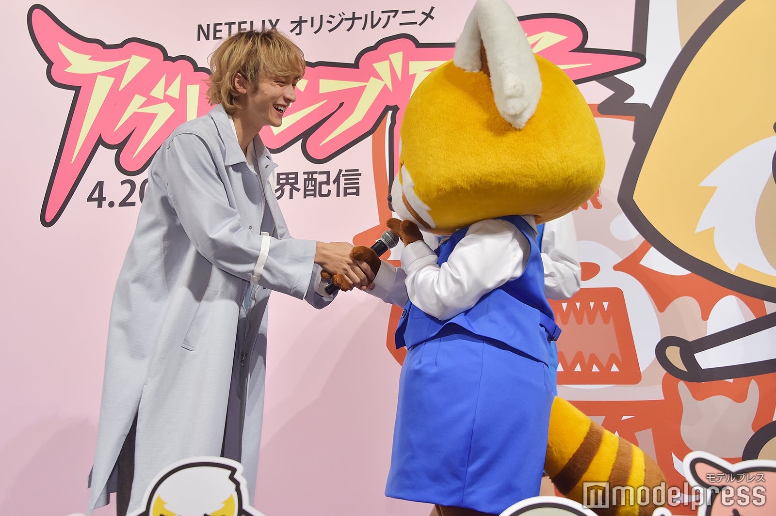 烈子、小関裕太と握手 （C）モデルプレス