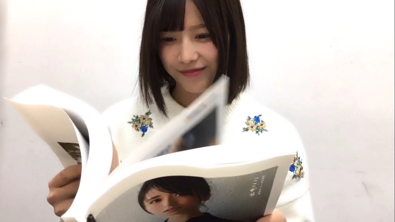 長濱ねる1st写真集『ここから』（講談社・12月19日発売）を見る渡邉理佐