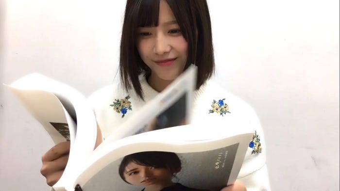 長濱ねる1st写真集『ここから』(講談社・12月19日発売)を見る渡邉理佐