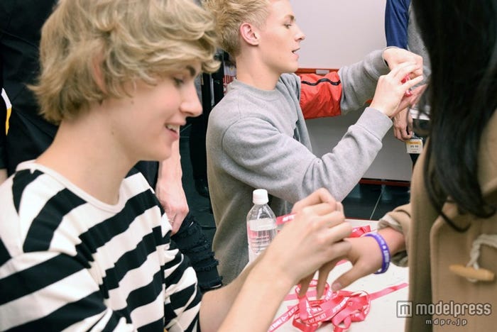 ファンにリボンをつけるブレイク(手前)、デヴィン(奥)