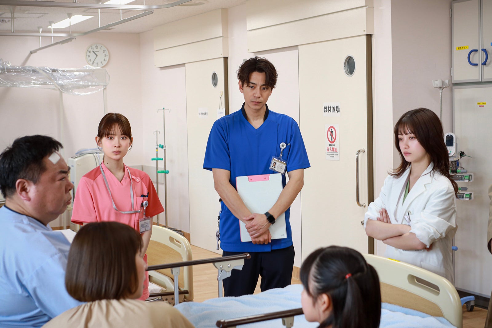 畑芽育、三浦翔平、橋本環奈「天久鷹央の推理カルテ」第1話（C）テレビ朝日